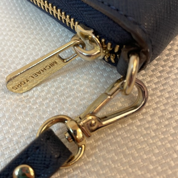 Michael Kors Navy Blue leather Phone Wrislet Fit iPhone 6 Or Smaller Phone - Picture 3 of 8